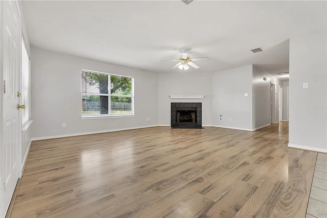 3 bed, 1281 sqft, $1,900 — Photo 3