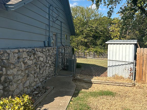 Side of the house from the front yard