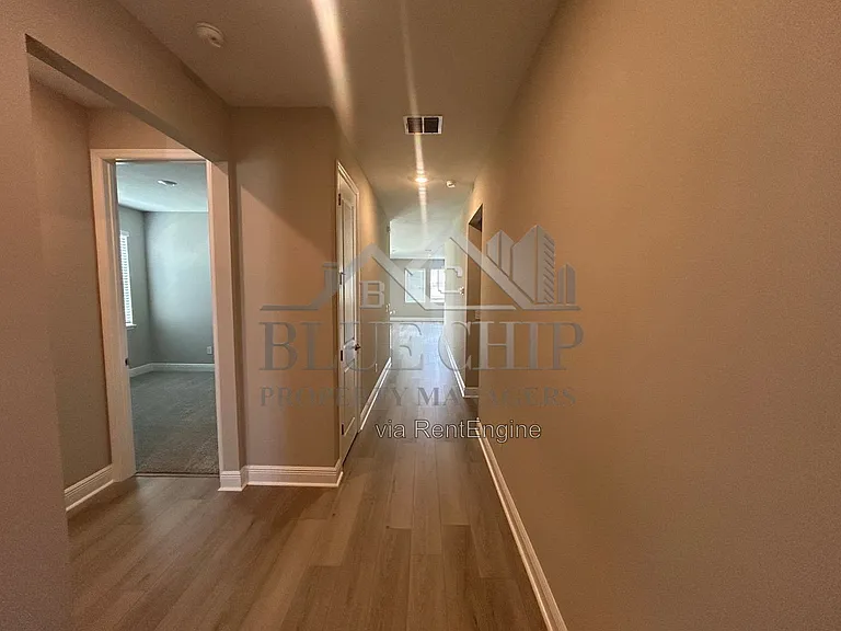 1008 British Cir — Photo 2