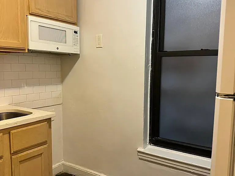 212 E 84th St #4A — Photo 3