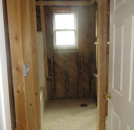 4th image of 1614 Charlton Dr