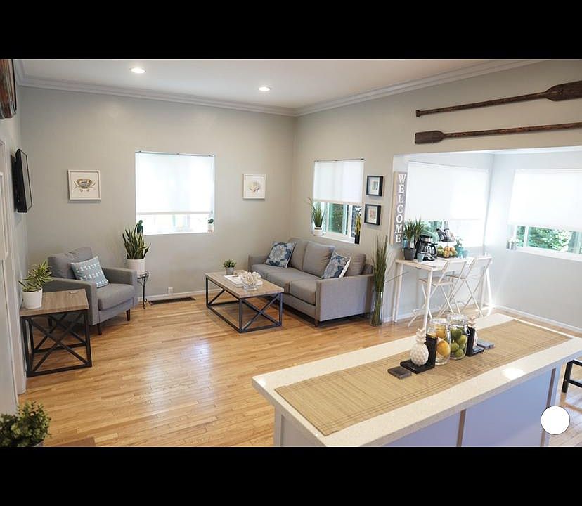 2nd image of 3539 6th Ave