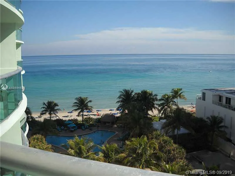 Tides On Hollywood Beach — Photo 1