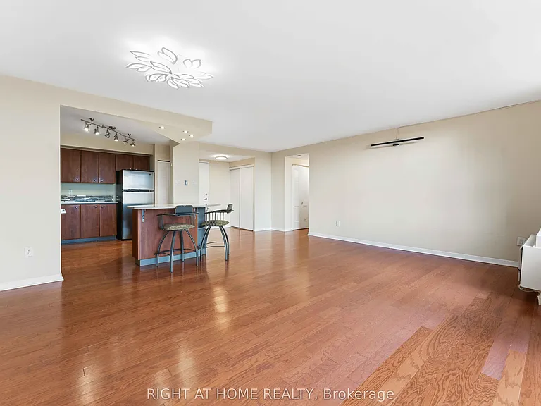 2759 Carousel Cres #911 — Photo 23