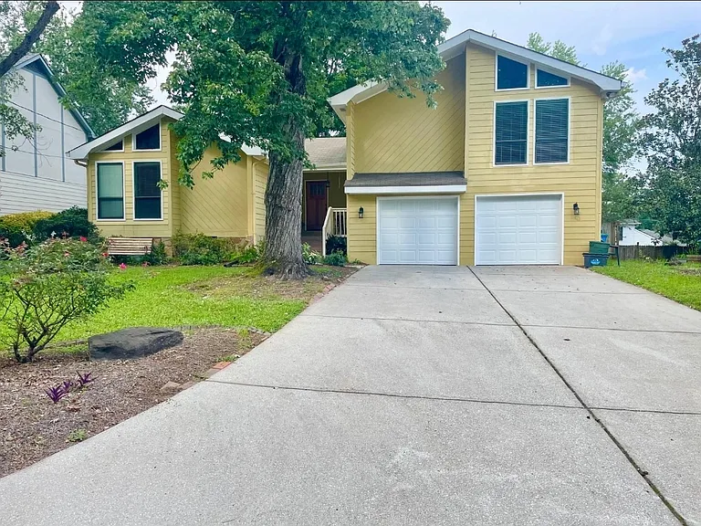 1019 Jonathan Ln — Photo 1