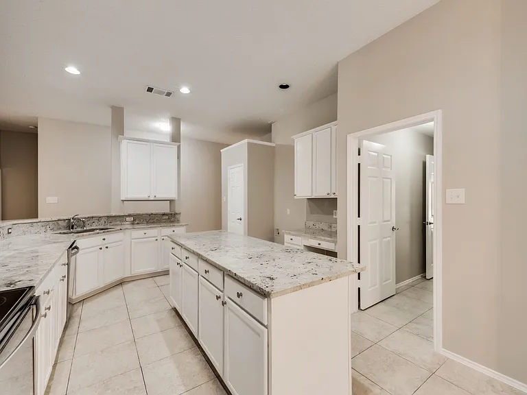 806 Ashley Ln — Photo 8