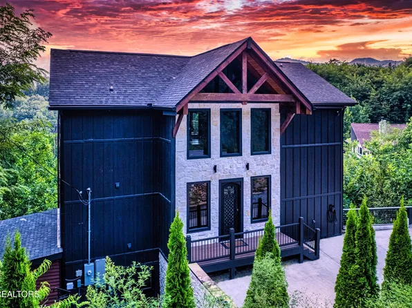 887 Sourwood Dr, Gatlinburg, TN 37738