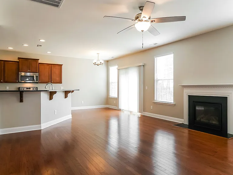 335 Clubhouse Dr — Photo 7