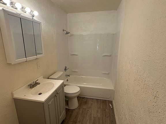 3rd image of 1619 Bellaire St