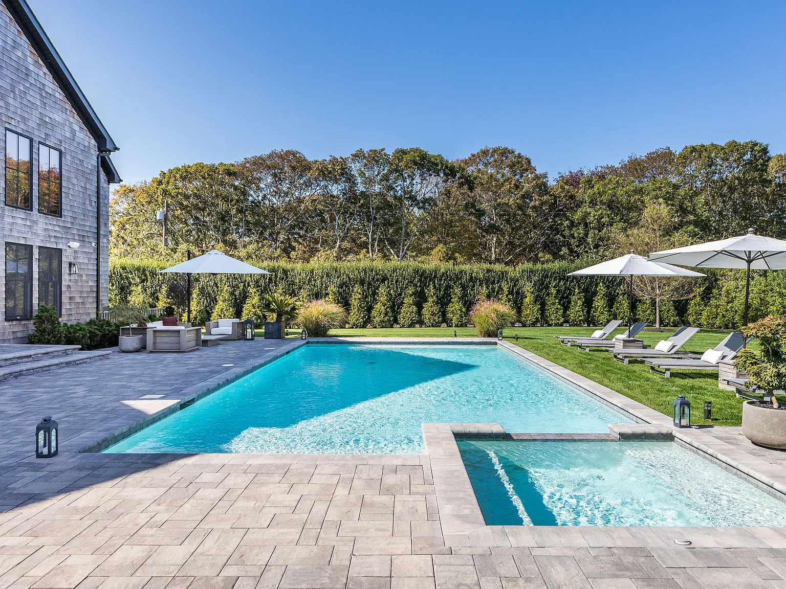 Chic South of Highway Southampton Retreat — Photo 3