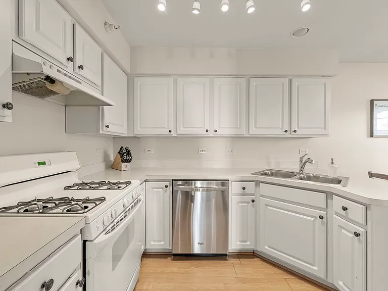 2513 Dickens Dr #2513 — Photo 14