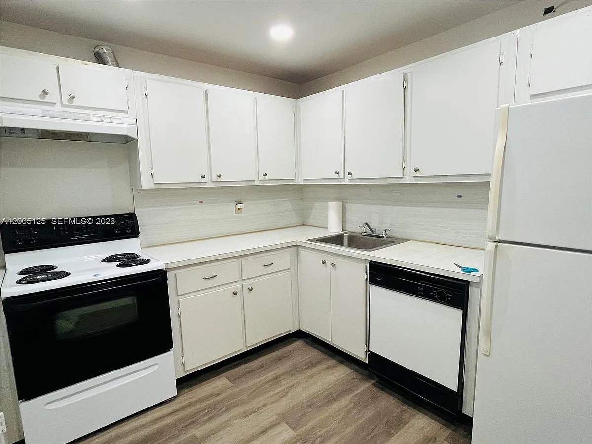 Building Photo - 401 Golden Isles Dr #716