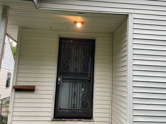 3rd image of 929 W Genesee St APT 2
