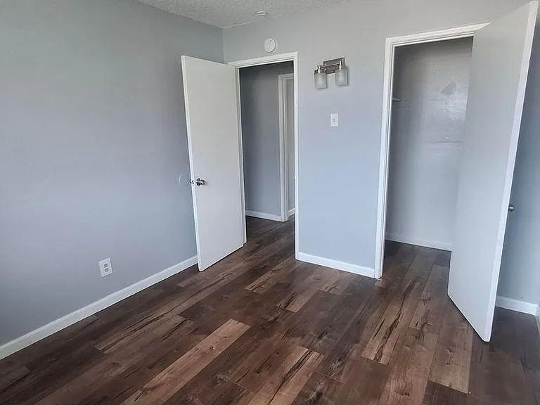 3933-3943 La Rica Avenue — Photo 32
