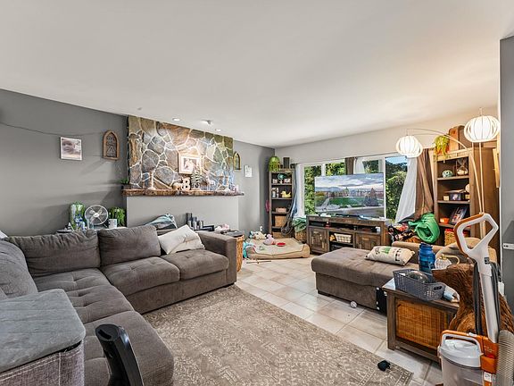 3rd image of 405 Tamarack Rd