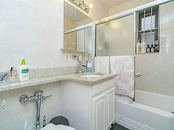 5th image of 64-00 Saunders St #1L