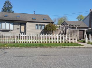 25 Cambridge St, Deer Park, NY 11729
