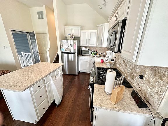 5th image of 215 Asbury Ave #215