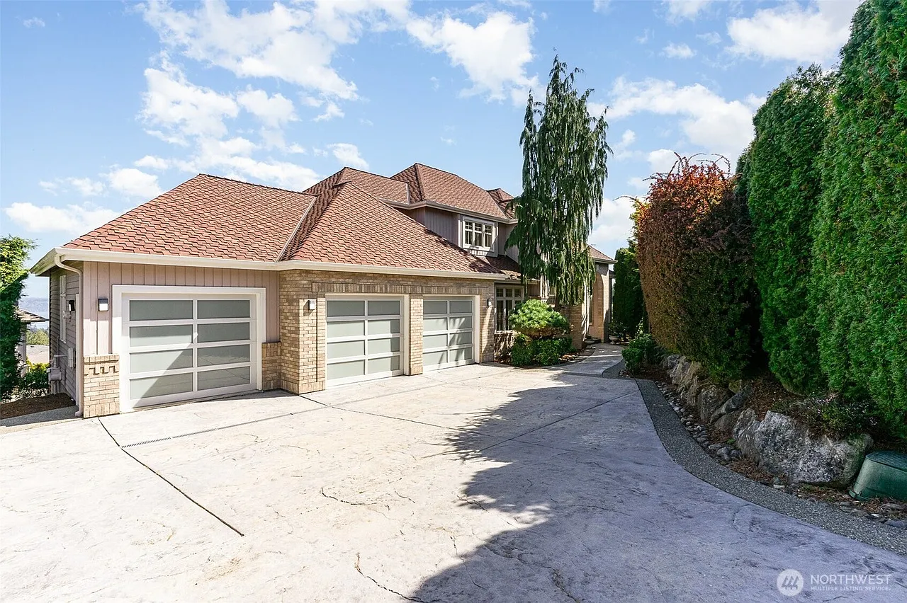 5 bed, 3.5 bath, 4240 sqft, $6,273 — Photo 1