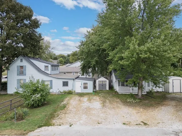 8375 Wyandotte St, De Soto, KS 66018