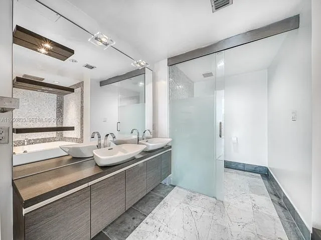 Epic West Condo — Photo 4