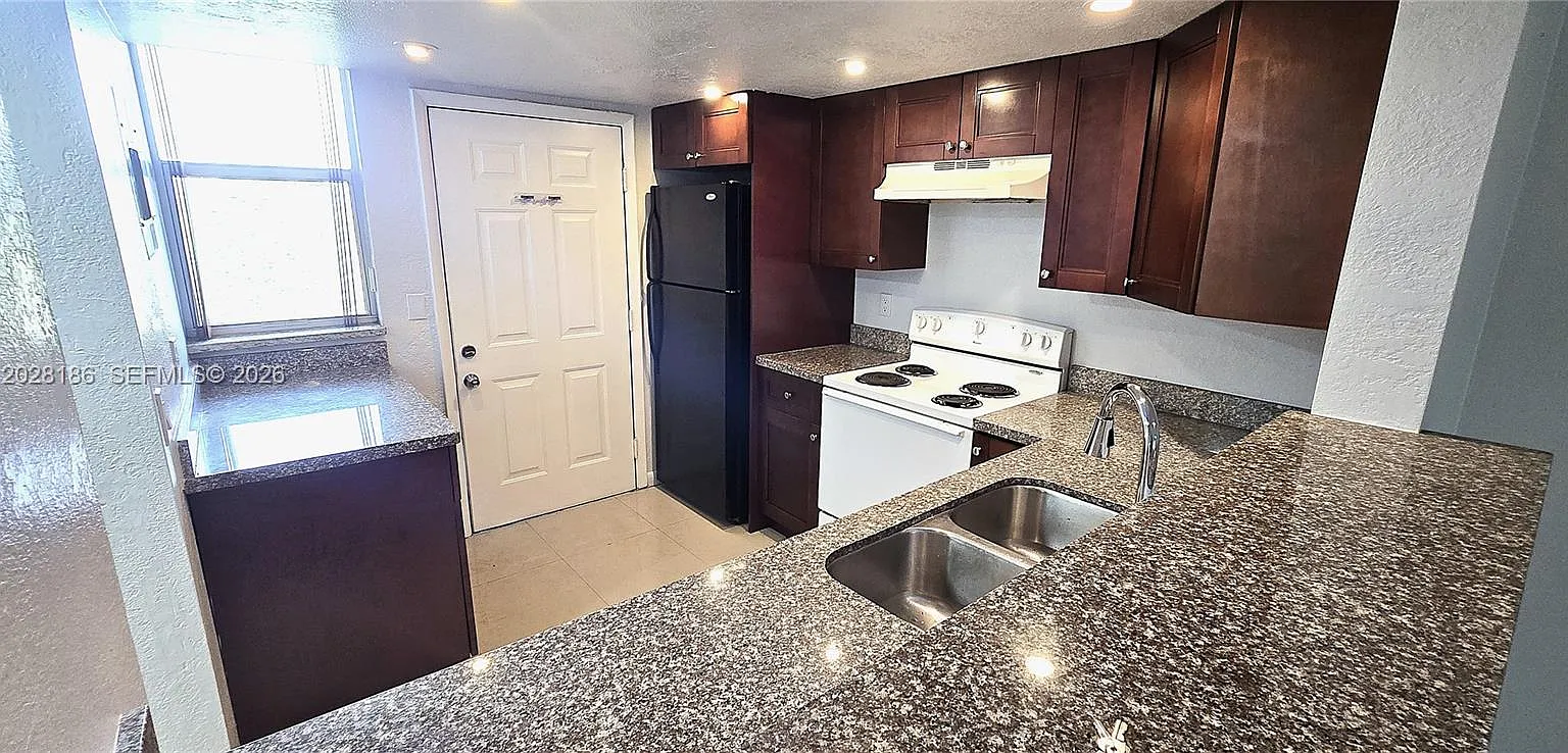 Pines Condo — Photo 4