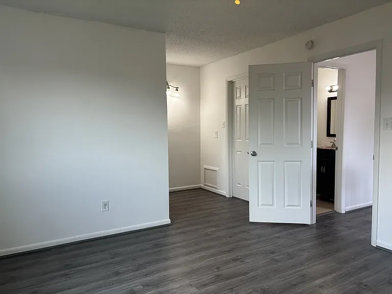 1372 Riverside Dr — Photo 13