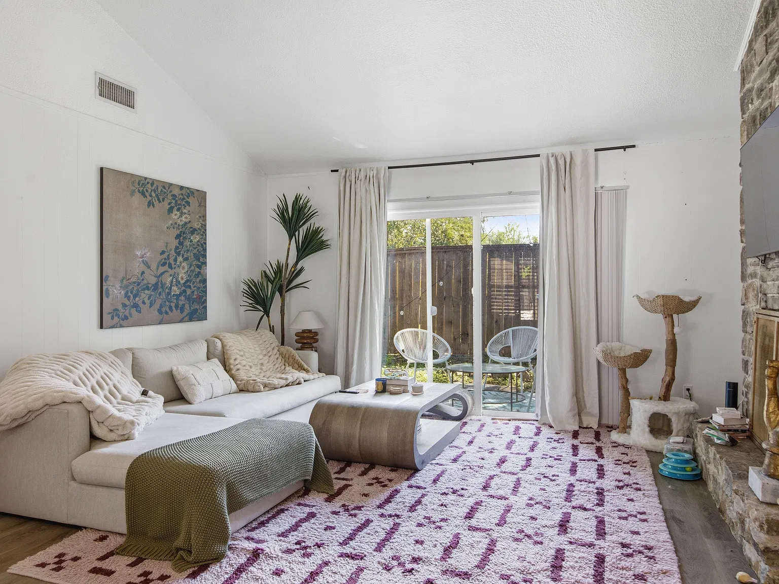 2 bed, 1024 sqft, $3,500 — Photo 2