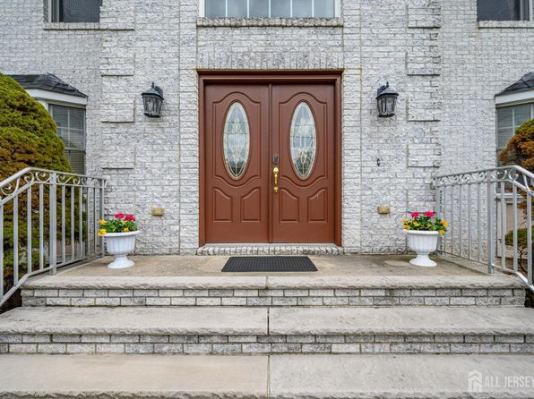 751 S Middlesex Ave, Colonia, NJ 07067