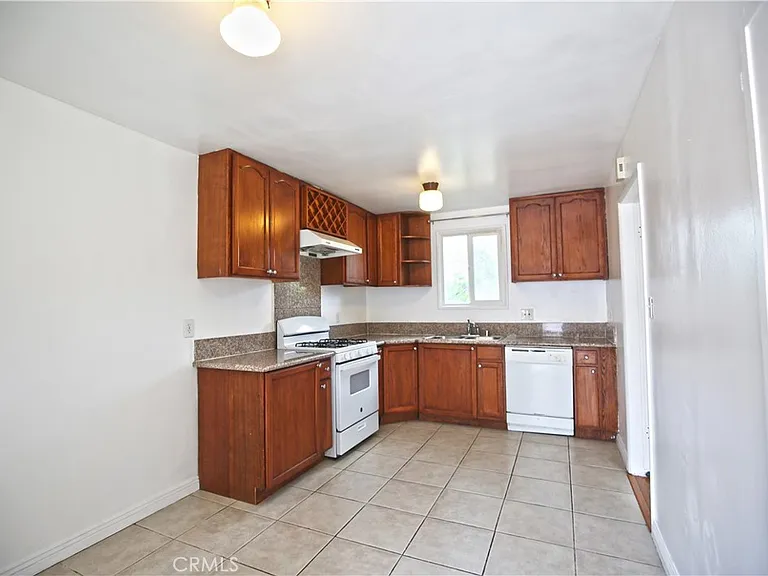 1211 S 10th Ave — Photo 5