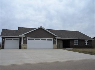 167 Jack Oak Dr SE, Cascade, IA 52033