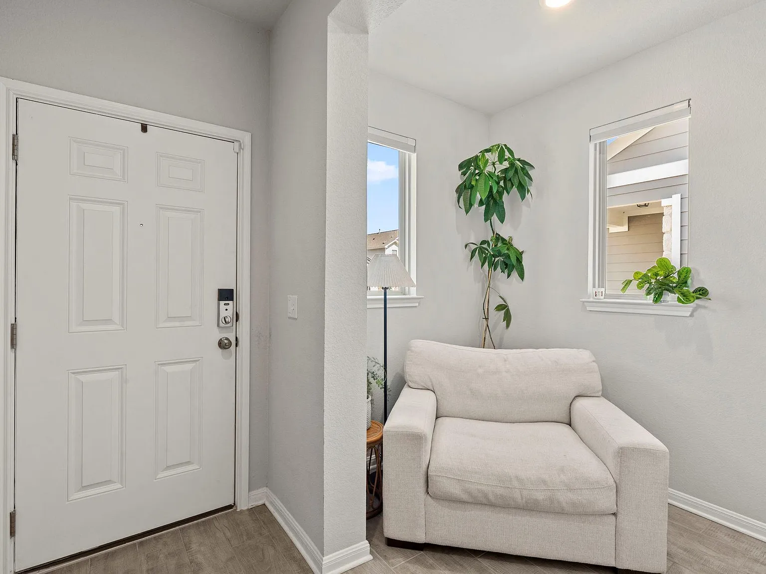 3 bed, 2.0 bath, 1600 sqft, $1,950 — Photo 2