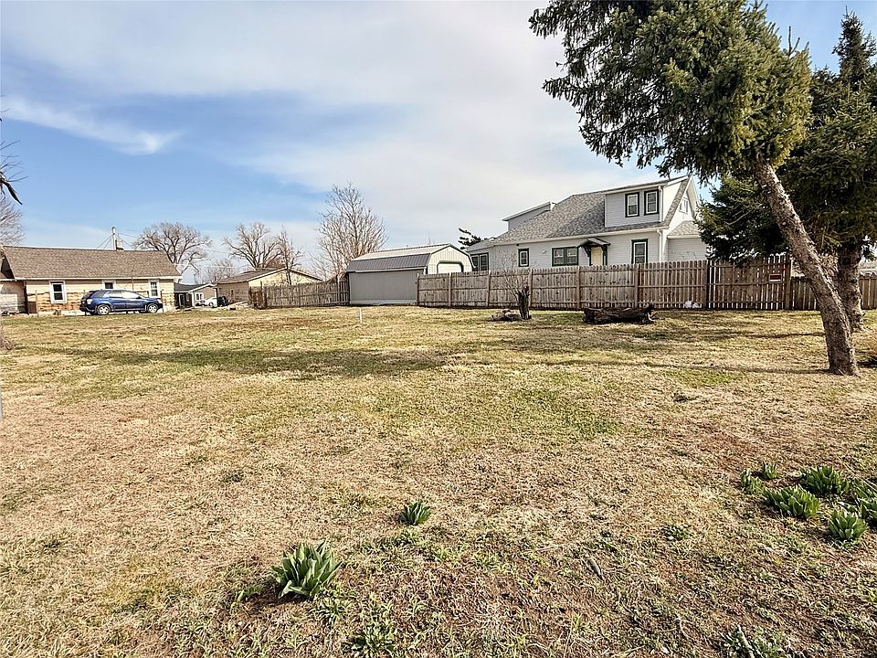 2nd image of 901 & 903 E Bromley St