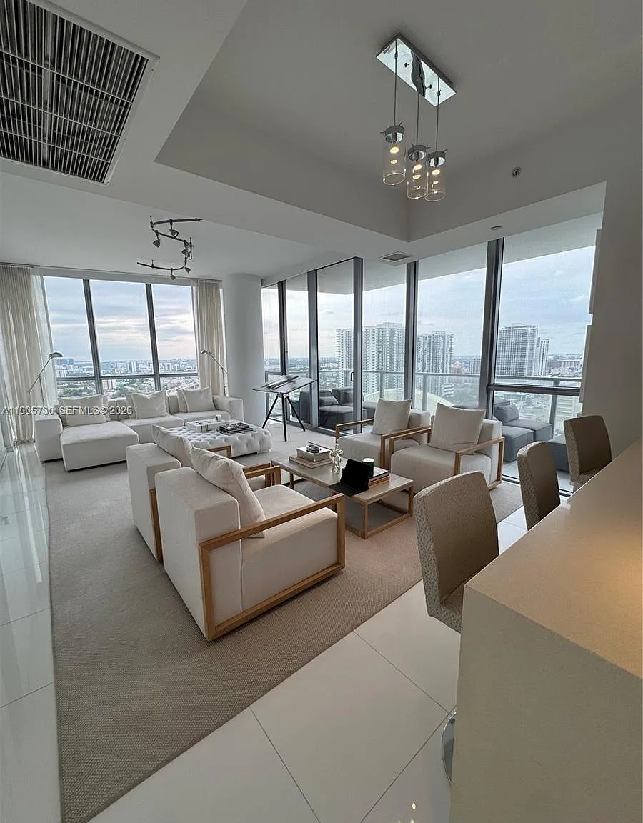 1100 Biscayne Blvd — Photo 4