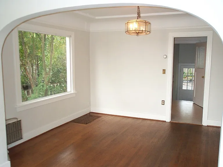 316 NE Longwood Pl — Photo 2