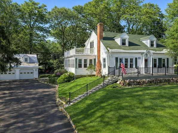 1076 Shabbona DRIVE, Fontana, WI 53125