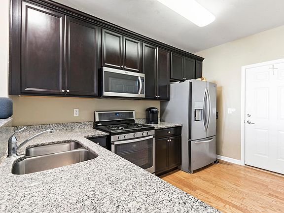 4th image of 2 Dahlia Ln