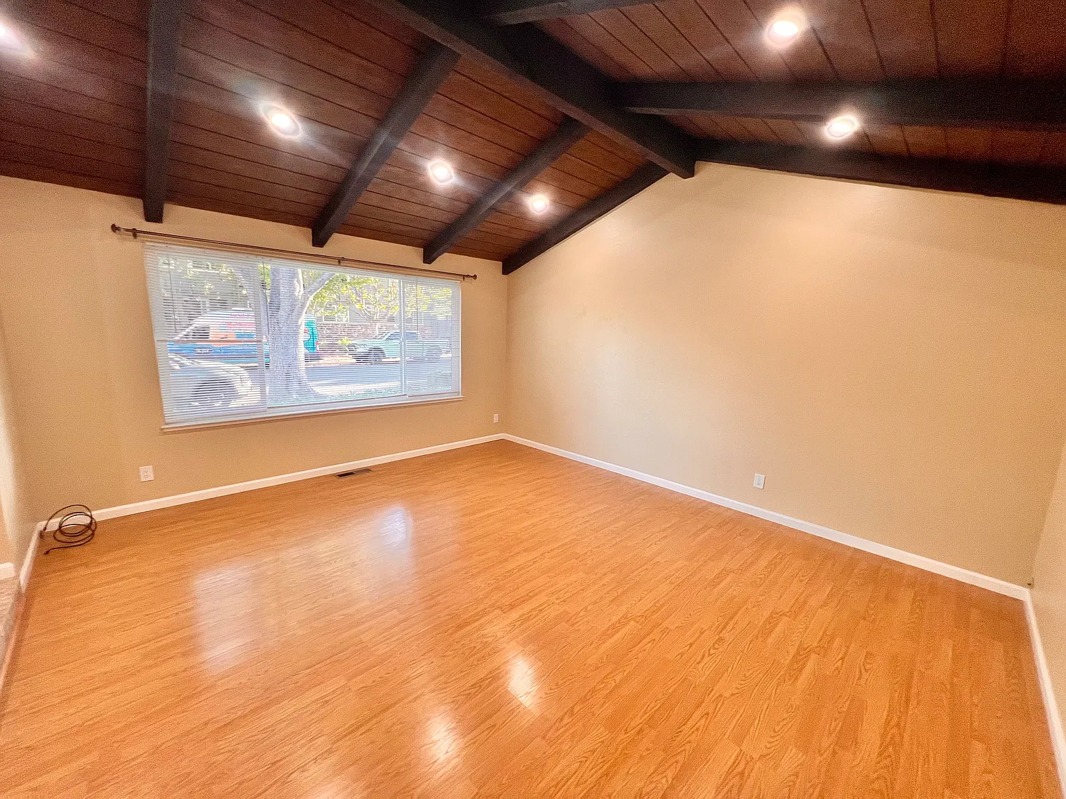 3 bed, 1300 sqft, $6,000 — Photo 2