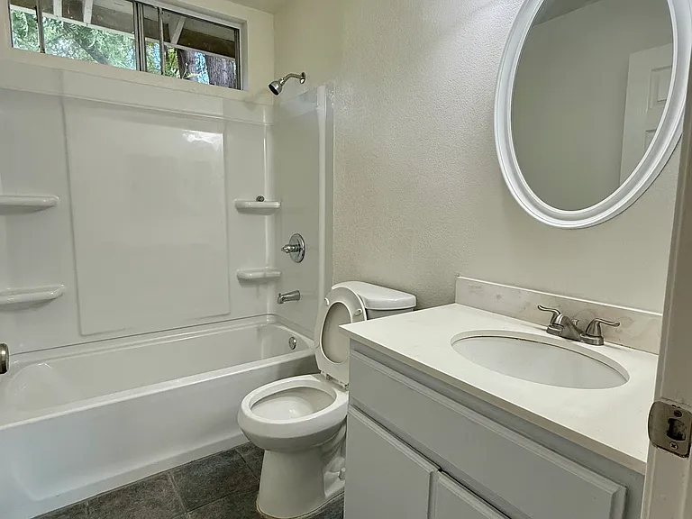3220 Montrose Ave #B — Photo 5