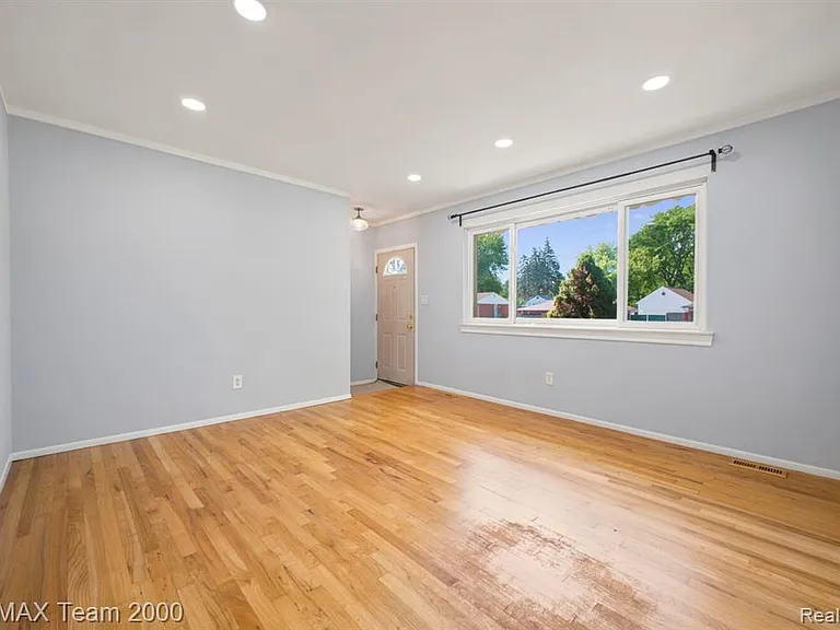 31906 Cambridge St — Photo 4