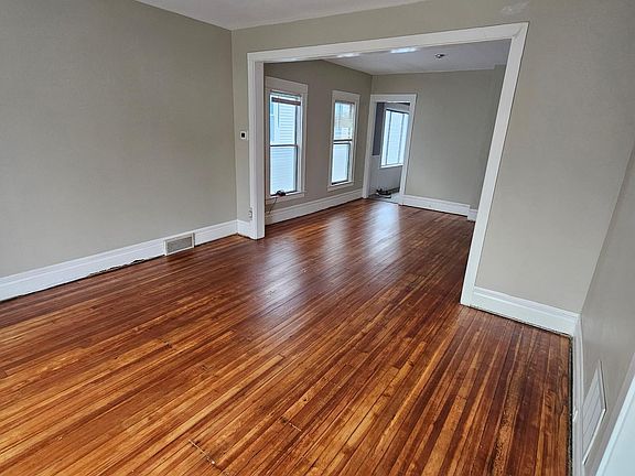 2nd image of 21 Orchard Pl #2