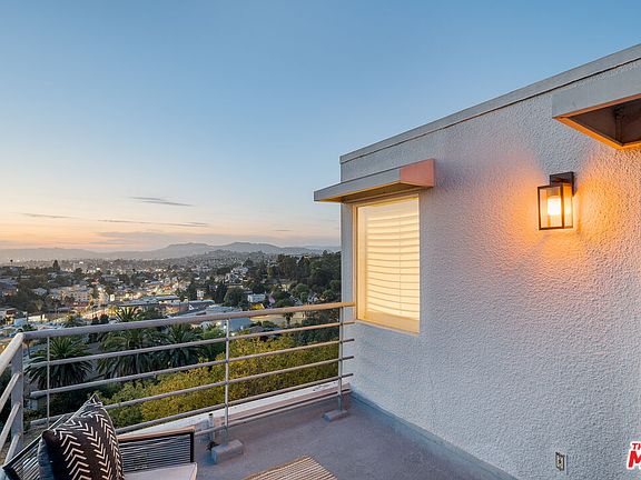 3rd image of 1098 Everett Pl