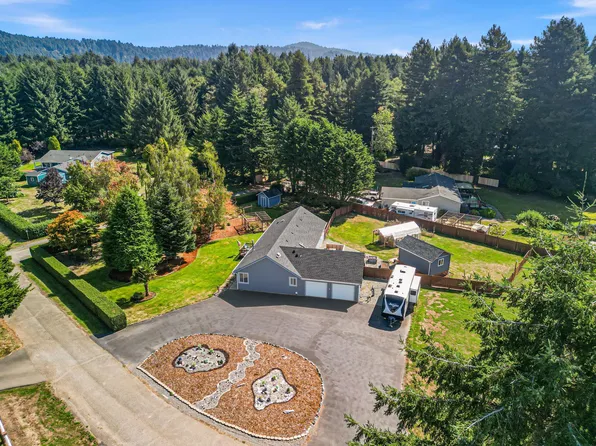 105 Skycrest Dr, Crescent City, CA 95531
