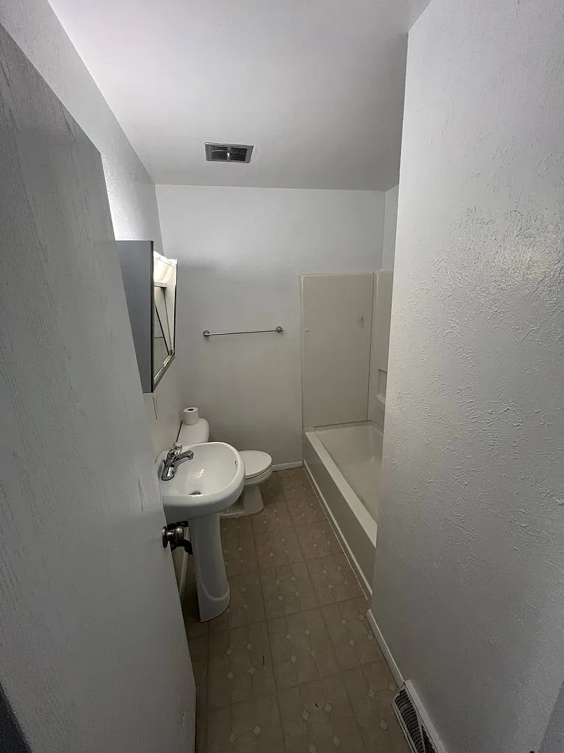 Now Leasing! 2 bed 1 bath Apartment in Walbridge. — Photo 4