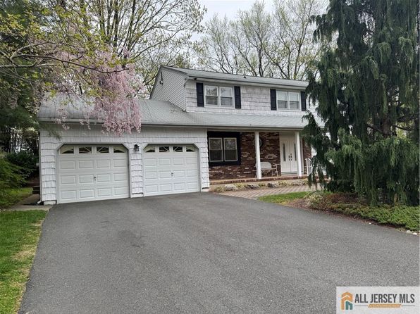 23 Beacon Hill Dr, East Brunswick, NJ 08816
