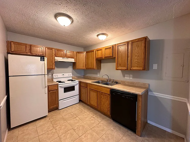 Breckenridge Apartment Homes — Photo 6