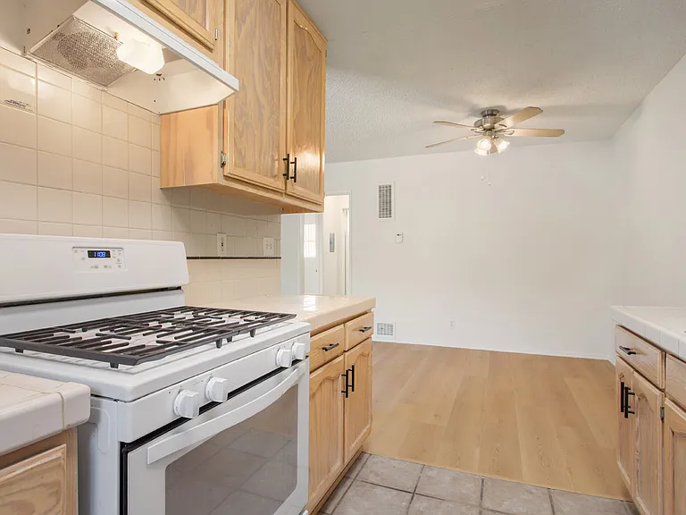 1324 Barry Ave #6 — Photo 9