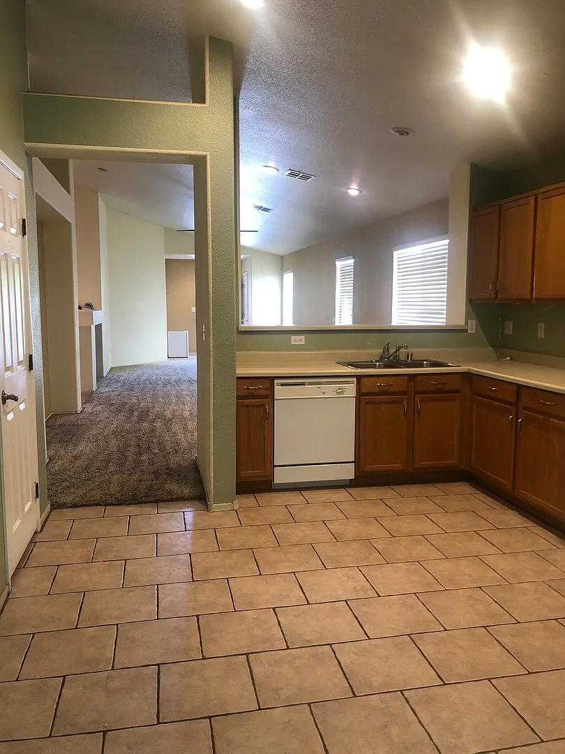 Single Story, 3 Bedroom 2 Bath Home. Vaulted Ceilings, — Photo 2