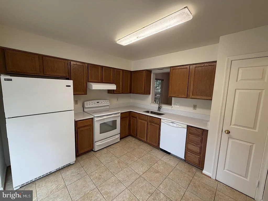 3 bed, 2.5 bath, 1882 sqft, $2,600 — Photo 2