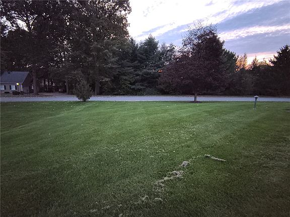 4th image of 403 Surrey Ln